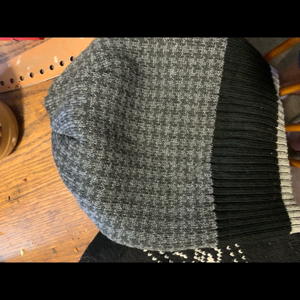 Winter hats - Picture 7 of 7